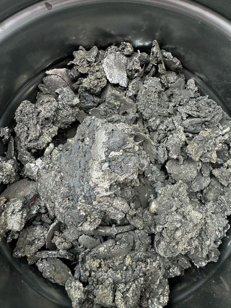 4個(gè)鐵桶,3個(gè)銀波峰爐錫渣,價(jià)值6萬多元,冶煉出錫錠可以98